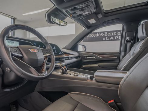 Used 2023 Cadillac Escalade Premium Luxury AWD/4WD image 6