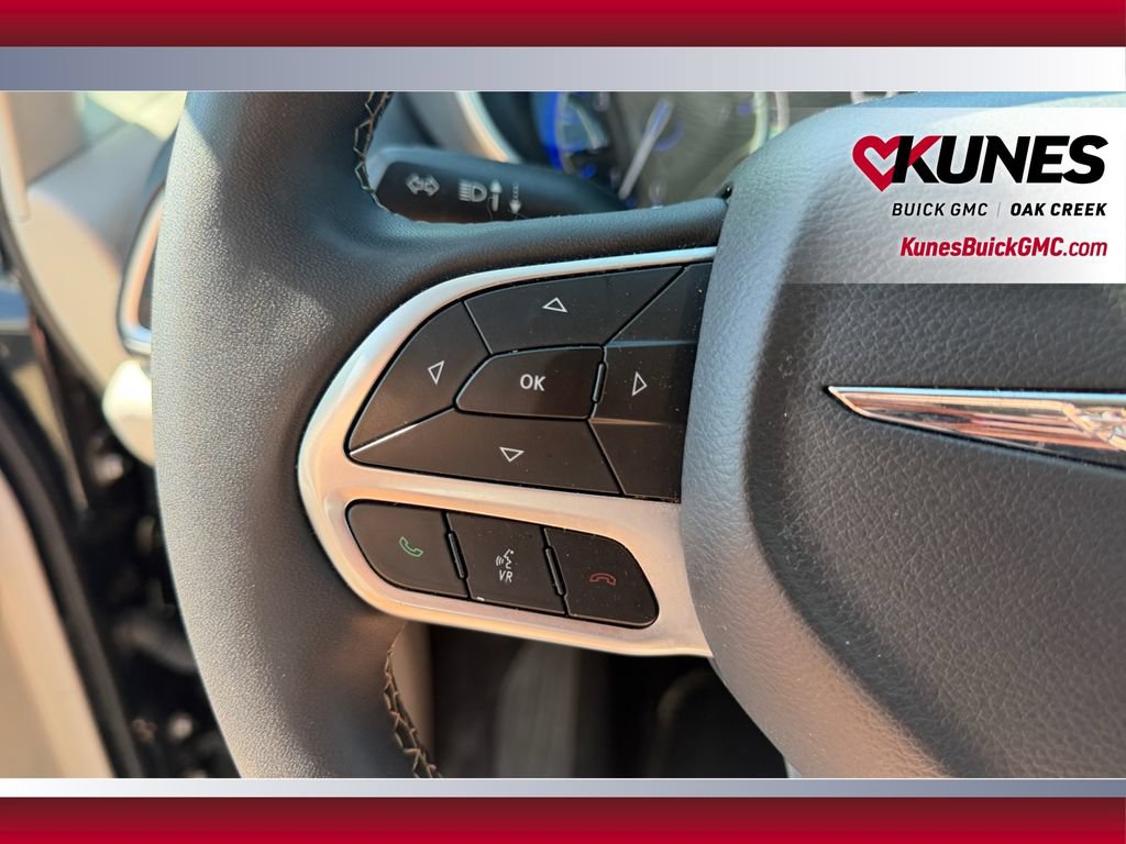 Used 2024 Chrysler Pacifica Touring-L FWD image 17