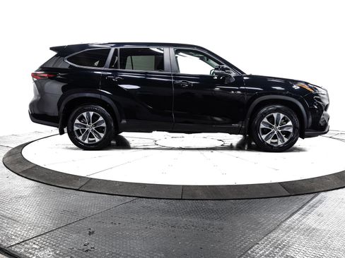 Certified 2024 Toyota Highlander XLE image 14