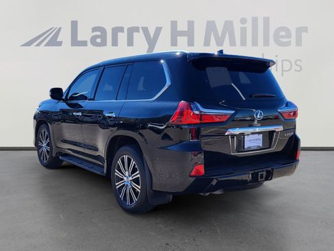 Used 2019 Lexus LX 570 4WD w/ Luxury Package image 3