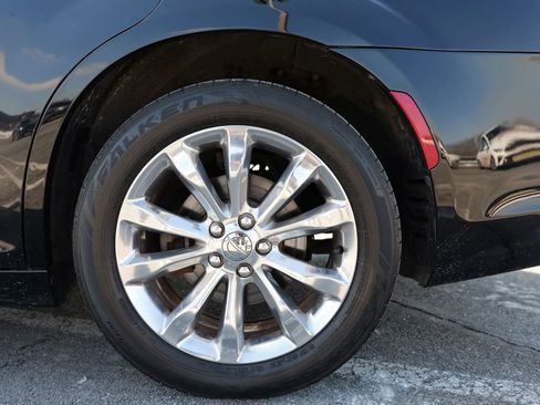 Used 2018 Chrysler 300 Limited image 16