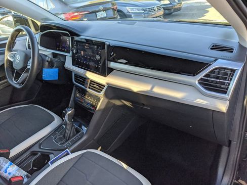 Used 2025 Volkswagen Taos SE w/ Panoramic Sunroof Package image 5