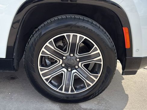 Used 2024 Jeep Wagoneer L Series II image 34