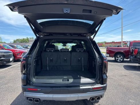 Used 2026 Chevrolet Traverse Z71 w/ LPO, Floor Liner Package AWD/4WD image 7