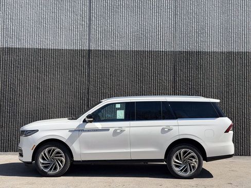 New 2026 Lincoln Navigator Reserve image 3