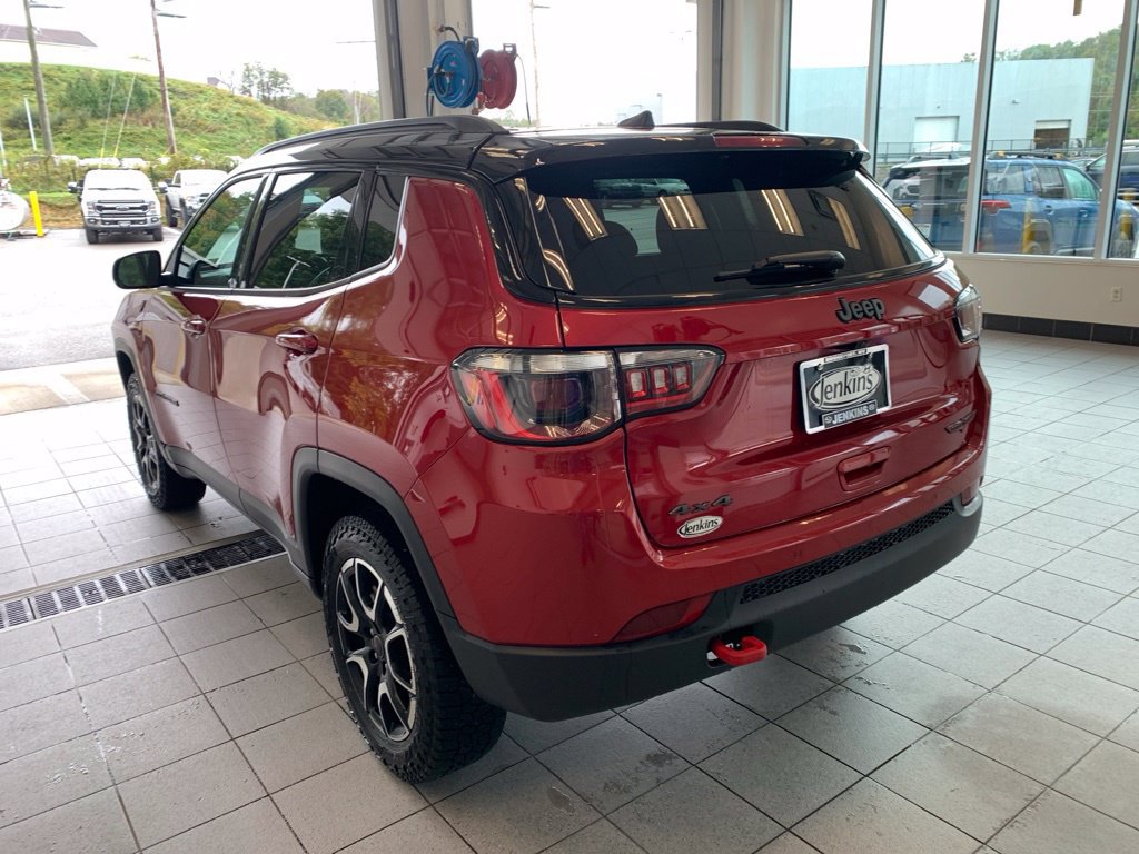 Used 2025 Jeep Compass Trailhawk AWD/4WD image 13