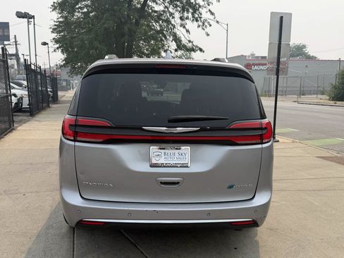 Used 2021 Chrysler Pacifica Touring-L FWD image 6