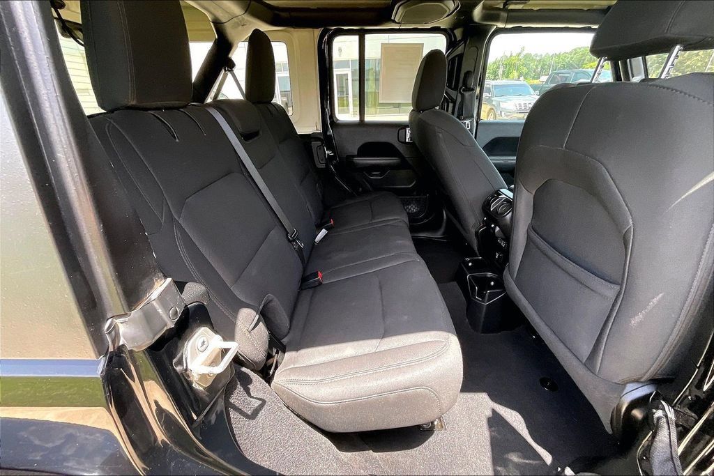 Used 2020 Jeep Wrangler Unlimited Sahara AWD/4WD image 27