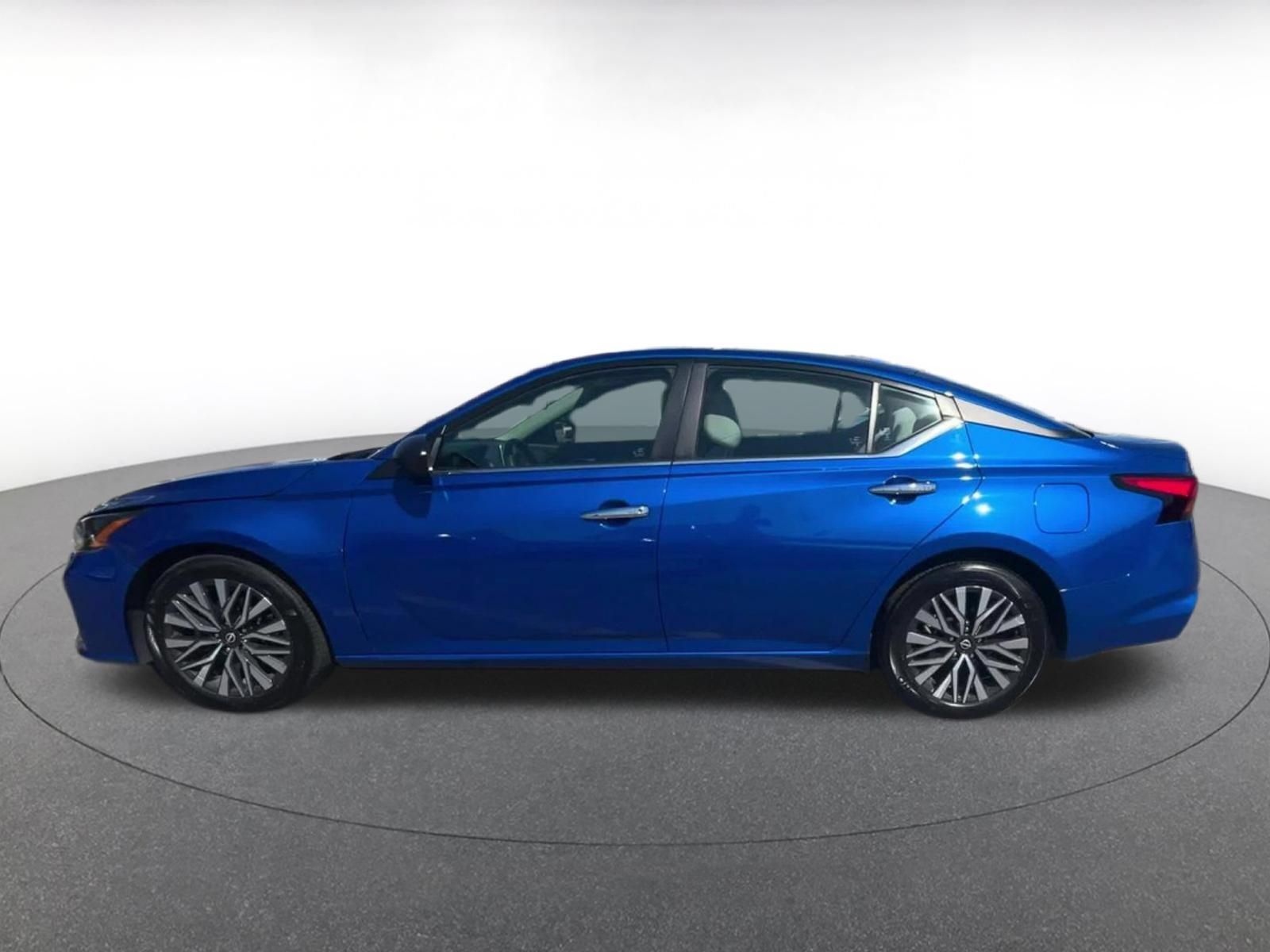 Used 2025 Nissan Altima 2.5 SV FWD image 8