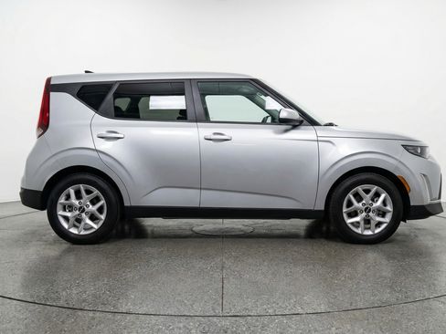 Used 2025 Kia Soul LX w/ LX Technology Package FWD image 11