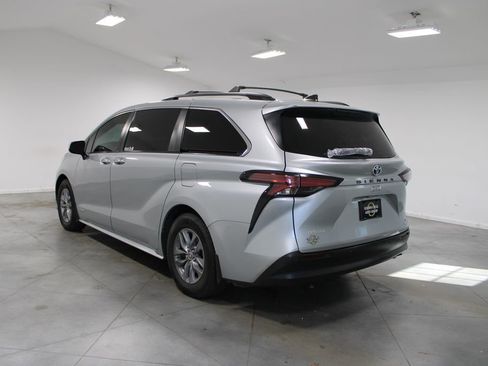 Used 2021 Toyota Sienna XLE image 7