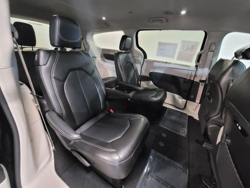 Used 2024 Chrysler Pacifica Touring-L image 10