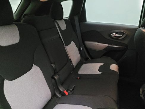 Used 2014 Jeep Cherokee Latitude FWD image 19