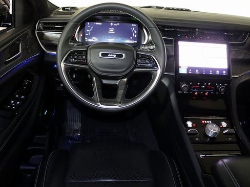 Used 2022 Jeep Grand Cherokee Overland w/ Luxury Tech Group IV image 3