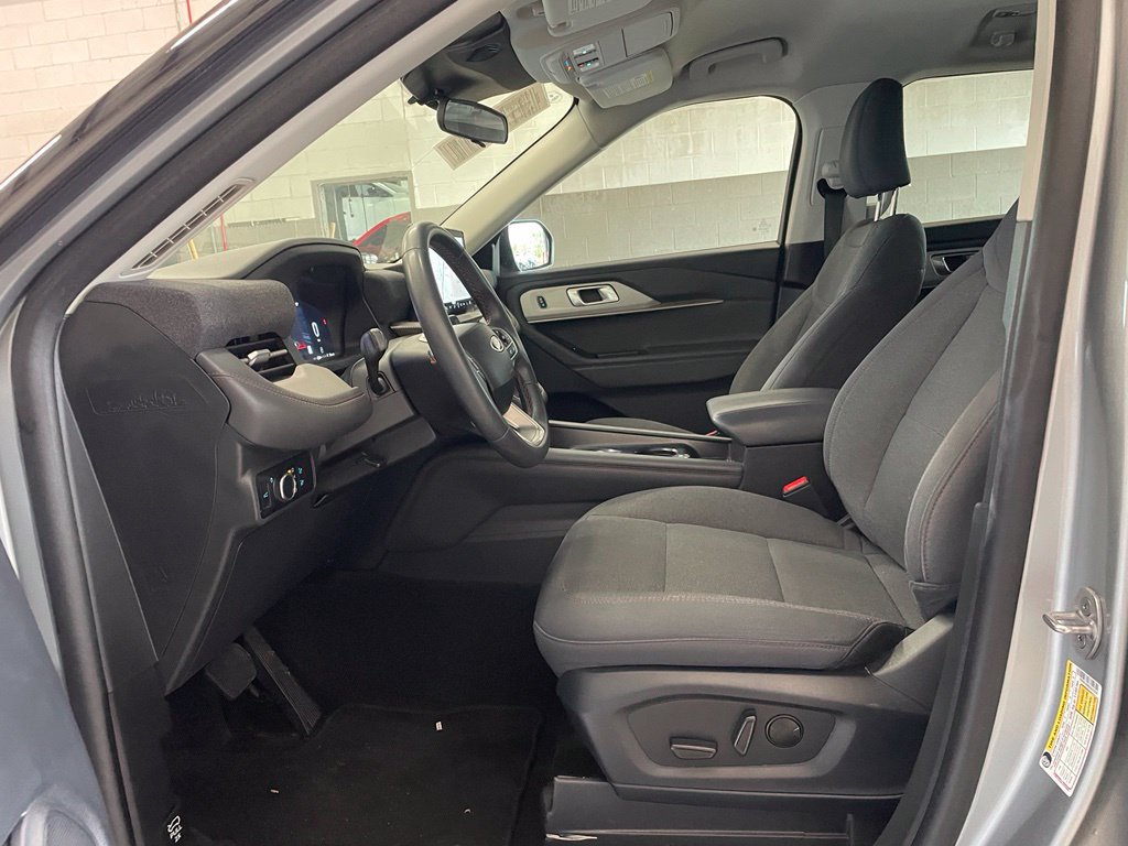 Used 2025 Ford Explorer Active RWD image 10