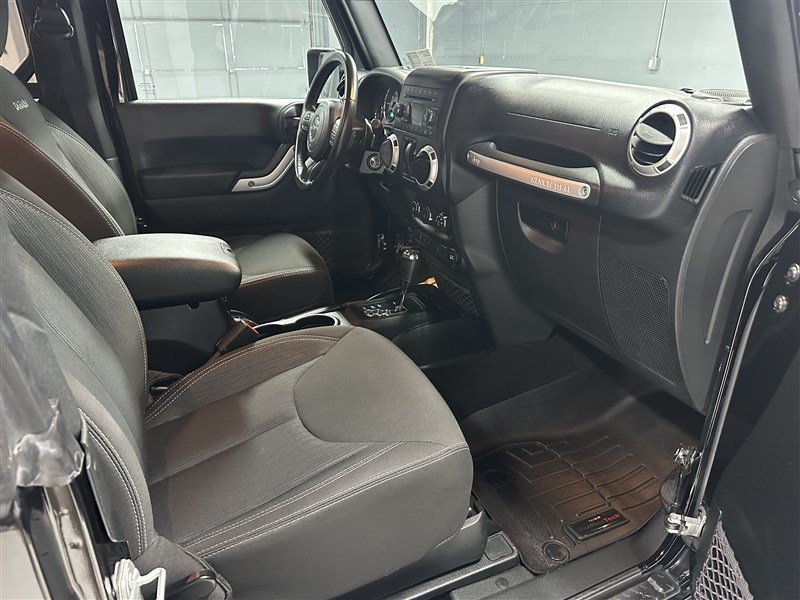 Used 2018 Jeep Wrangler Sahara w/ Connectivity Group AWD/4WD image 11