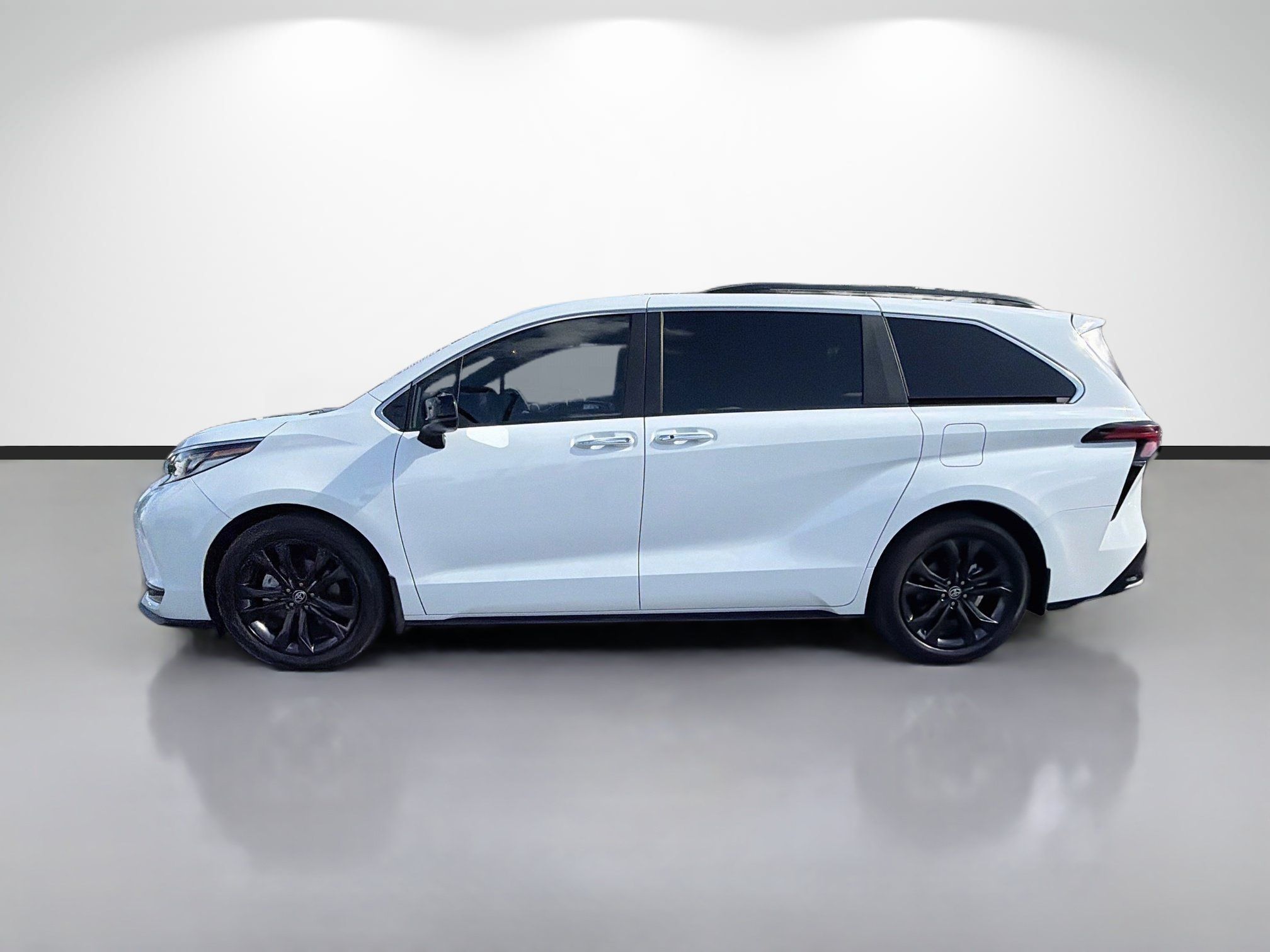 Used 2024 Toyota Sienna XSE w/ XSE Plus Package FWD image 2