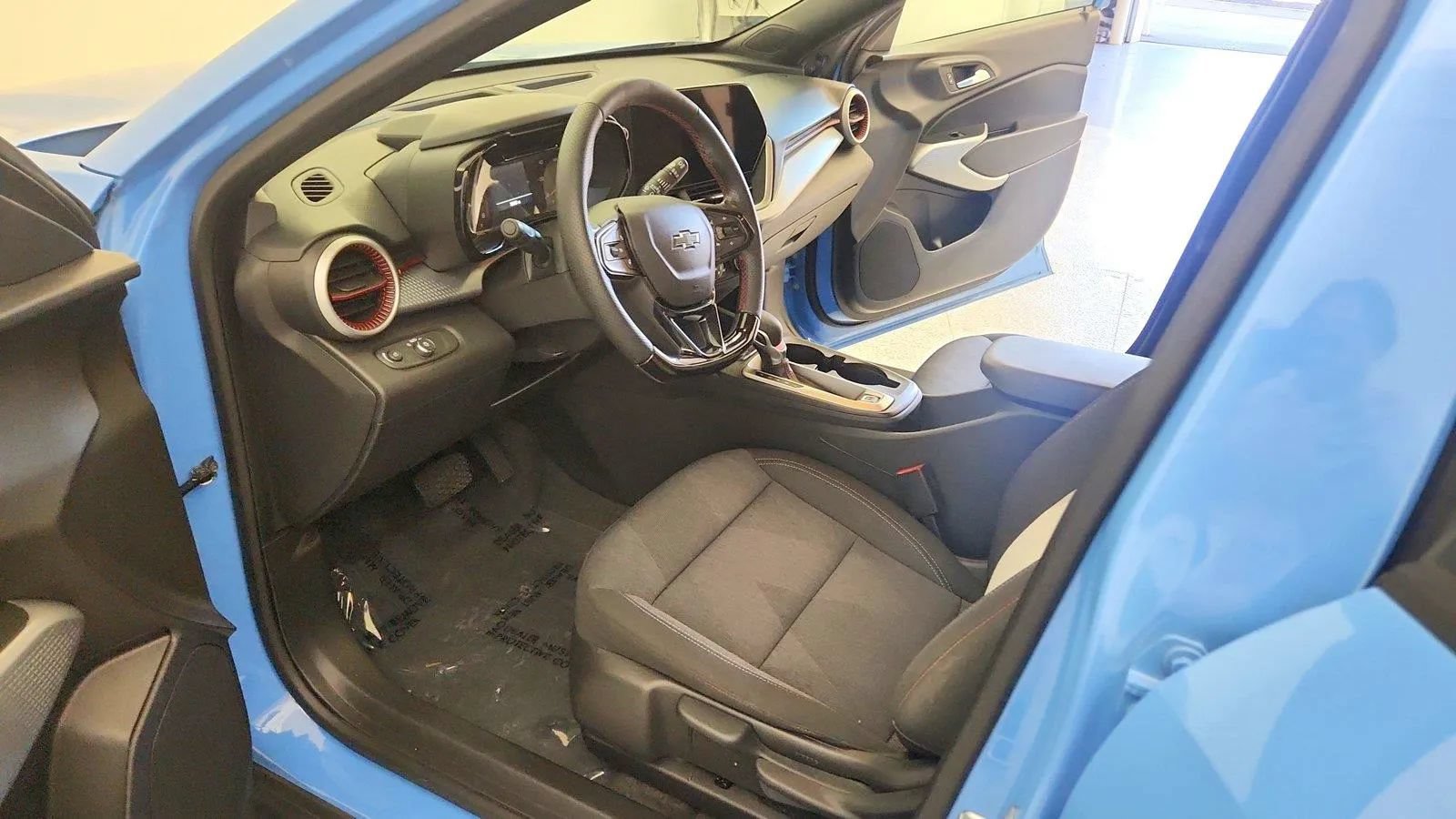 Used 2024 Chevrolet Trax RS w/ Sunroof Package FWD image 14