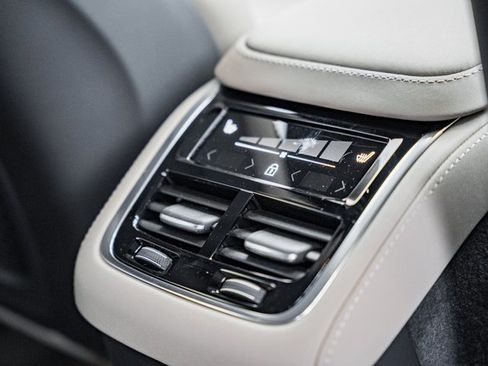 New 2026 Volvo XC90 B6 Ultra image 32