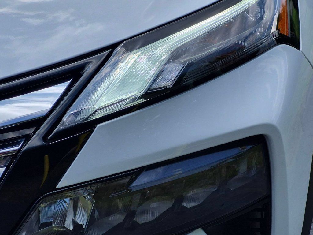 Used 2025 Nissan Rogue SL AWD/4WD image 9