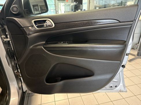 Used 2018 Jeep Grand Cherokee Laredo AWD/4WD image 30