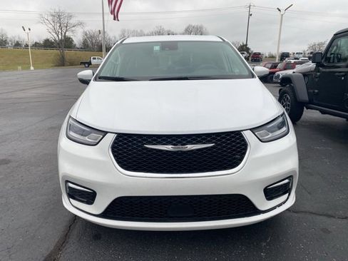 Used 2023 Chrysler Pacifica Touring-L image 7