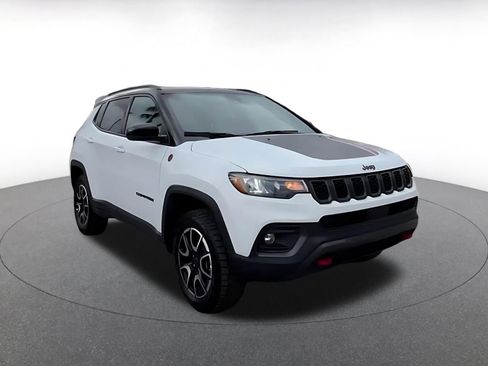 Used 2025 Jeep Compass Trailhawk image 3
