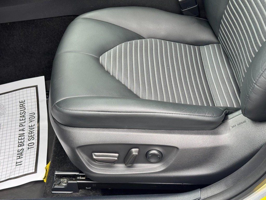 Used 2022 Toyota Camry SE w/ Cold Weather Package FWD image 21