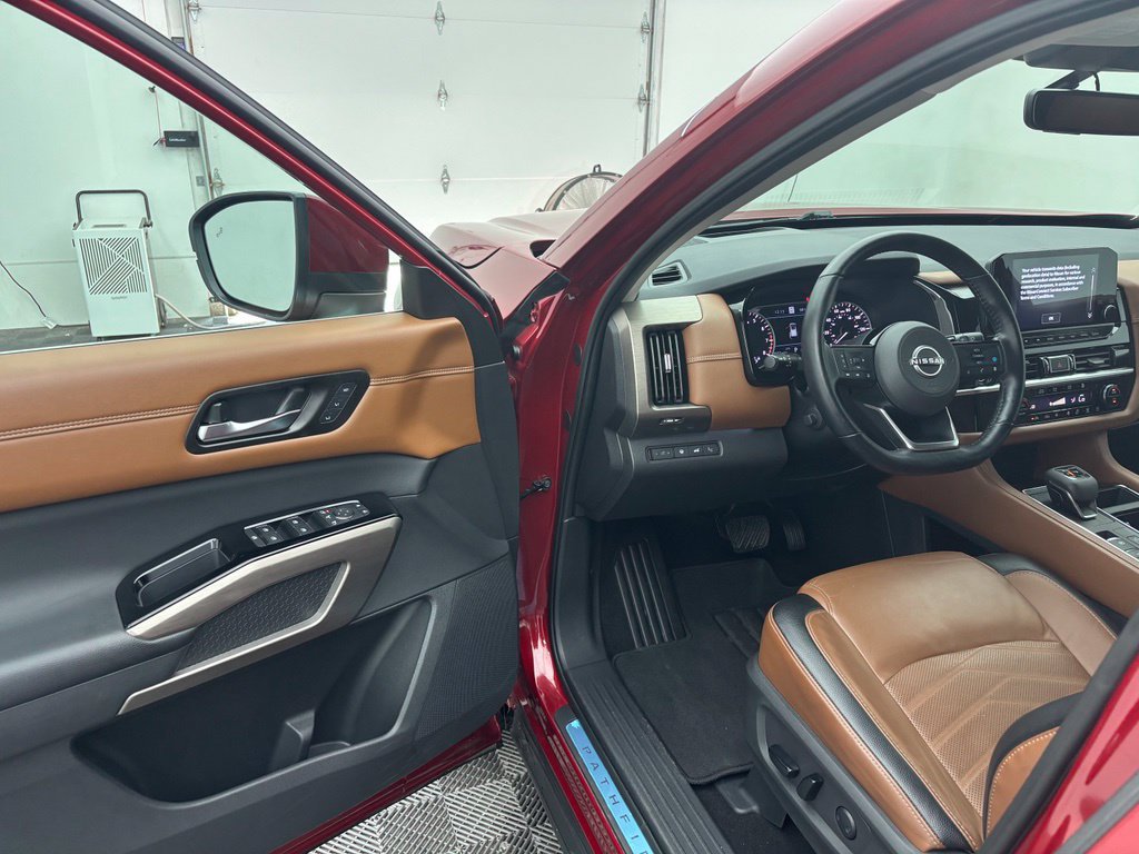 Used 2023 Nissan Pathfinder Platinum AWD/4WD image 18