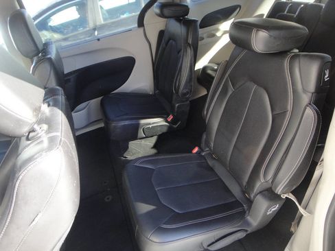 Used 2020 Chrysler Voyager Lxi image 10