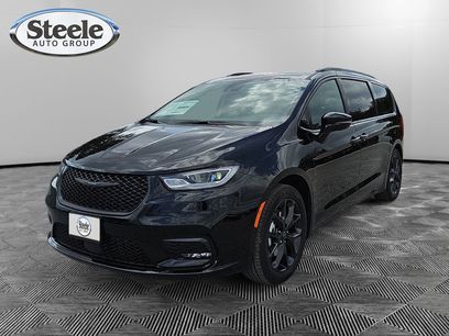 New 2026 Chrysler Pacifica Limited w/ Uconnect Theater Family Group