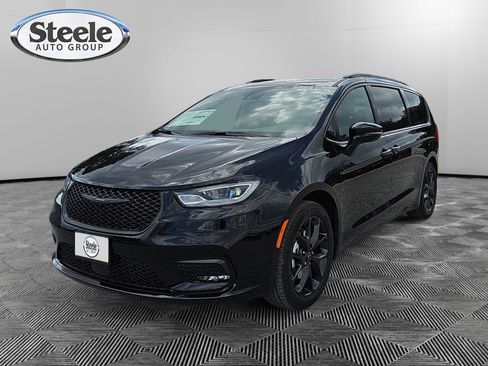 New 2026 Chrysler Pacifica Limited w/ Uconnect Theater Family Group image 1