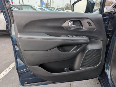 Used 2023 Chrysler Pacifica Limited w/ S Appearance Package image 9