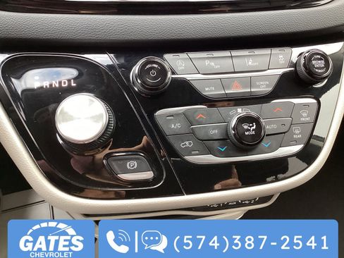 Used 2023 Chrysler Pacifica Touring-L image 23
