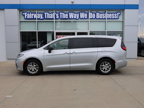 Used 2024 Chrysler Pacifica Touring-L FWD image 7