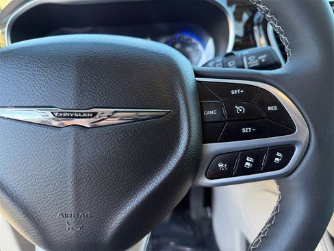 Certified 2023 Chrysler Pacifica Limited image 28