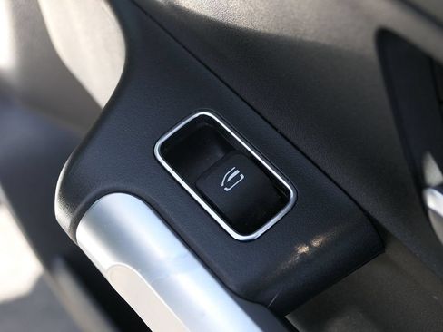 Used 2025 Mercedes-Benz GLB 250 4MATIC image 26