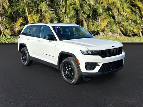 Used 2024 Jeep Grand Cherokee Altitude image 2