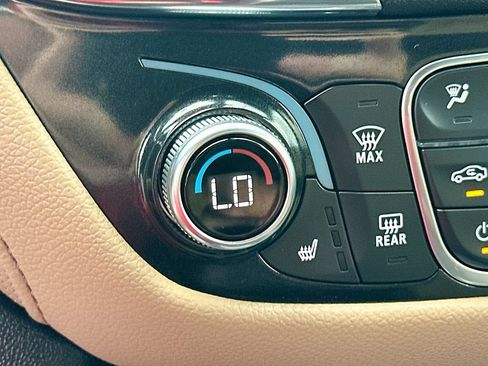 Used 2023 Chevrolet Equinox Premier FWD image 19