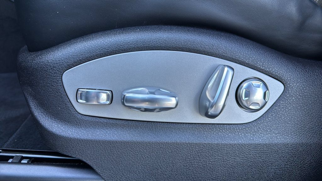 Certified 2026 Porsche Macan AWD/4WD image 7