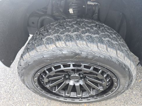 Used 2018 Chevrolet Colorado LT w/ Redline Special Edition AWD/4WD image 11