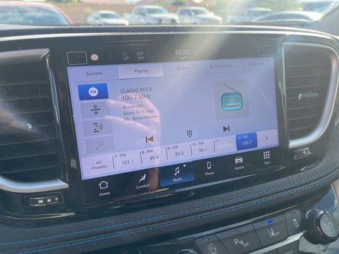 Used 2021 Chrysler Pacifica Touring w/ Uconnect Theater Family Group image 7