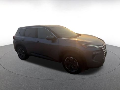 Used 2025 Nissan Rogue SV image 2