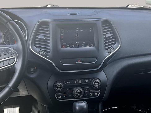 Used 2019 Jeep Cherokee Latitude Plus w/ Comfort/Convenience Group FWD image 7