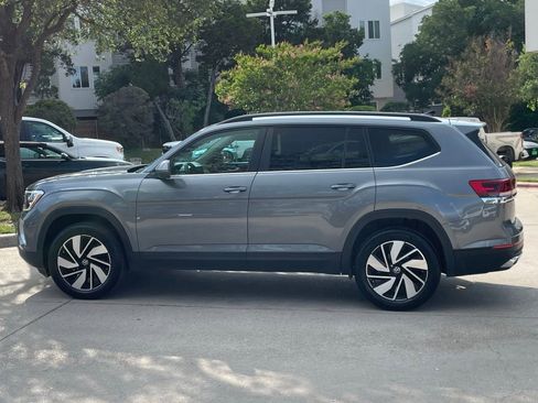 Used 2025 Volkswagen Atlas SE FWD image 2