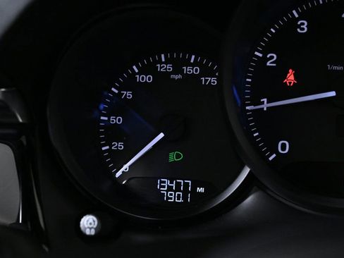 Certified 2024 Porsche Macan image 14