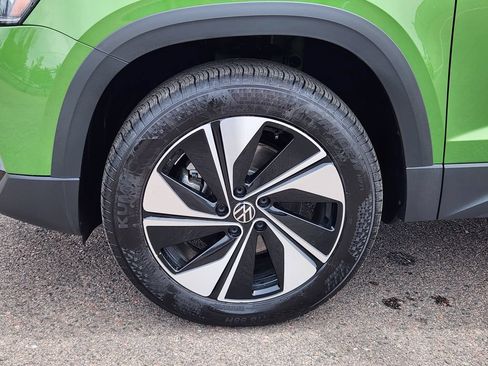 Certified 2025 Volkswagen Taos SE AWD/4WD image 9