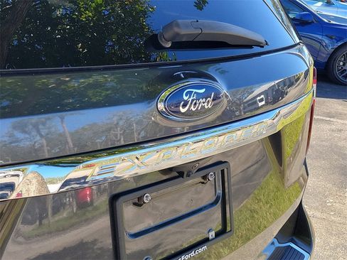 Used 2018 Ford Explorer XLT w/ Equipment Group 202A image 5