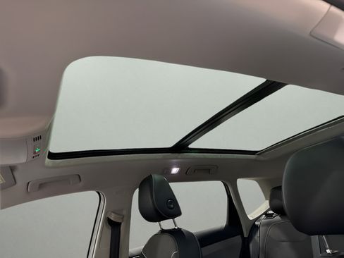 Used 2023 Volkswagen Taos SE w/ Panoramic Sunroof Package FWD image 25