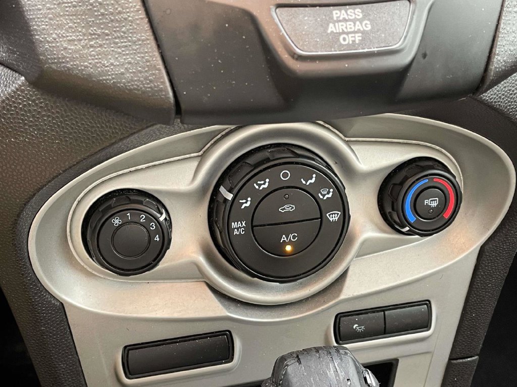 Used 2015 Ford Fiesta SE FWD image 25